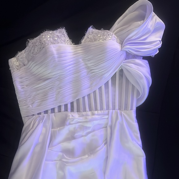 Elegant WHITE Evening Gown with Lace Details - Picture 2 of 2